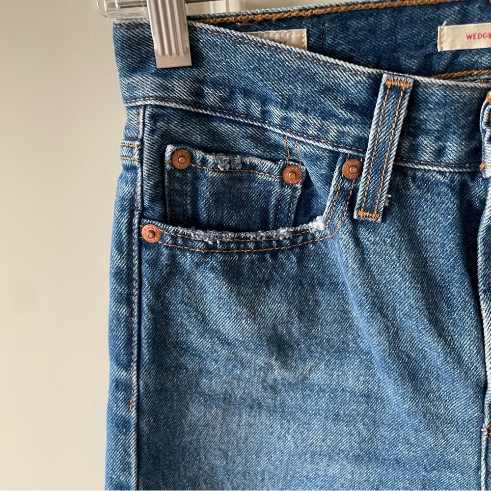Levi's Wedgie Button Fly Distressed Straight Cropped Jean Size 25 - Picture 4 of 14
